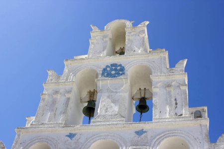 Weiße Architektur der Megalochori-Stadt auf der Insel Santorin in Griechenland - Glockenturm von Megalochori Santorini