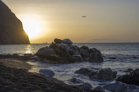 salida del sol en la isla de Santorini en Grecia, Europa, Mar Egeo