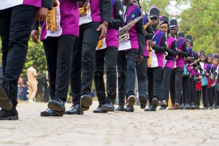 Foto de Vista posterior de la línea de marcha de la banda de brigadas de una escuela de una universidad durante la ceremonia de convocatoria de los estudiantes graduados en Nigeria - Imagen libre de derechos