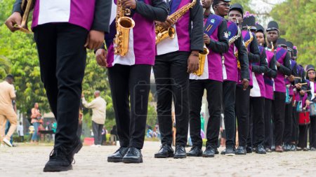 Foto de Vista frontal de la alineación de la banda de brigadas de la escuela universitaria del pacto durante la ceremonia de convocatoria de 2023 de los estudiantes graduados en Nigeria - Imagen libre de derechos