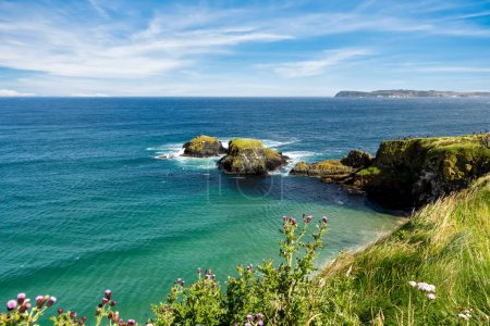 Foto de Costa de Irlanda del Norte en Carrick-a-rede en Ballycastle. Una de las atracciones turísticas más emblemáticas de Irlanda del Norte. - Imagen libre de derechos