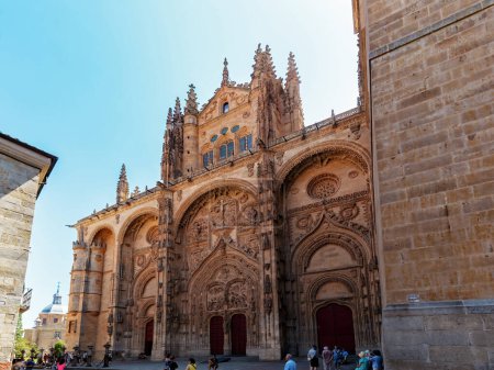 Téléchargez les photos : Salamanca, Spain - August 03, 2019: Main facade of the New Cathedral of Salamanca. Construction of the New Cathedral, attached to the Old Cathedral, began in 1513 and was inaugurated in August 1733. The Catholic Monarchs intervened in the initial pro - en image libre de droit
