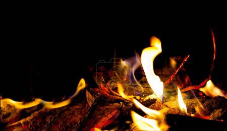 Foto de Carbones calientes ardientes rojos en la estufa - Imagen libre de derechos