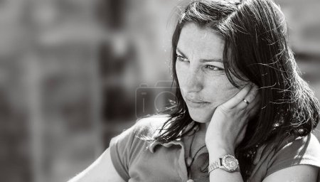 Foto de Cara triste de una hermosa chica, retrato en blanco y negro - Imagen libre de derechos