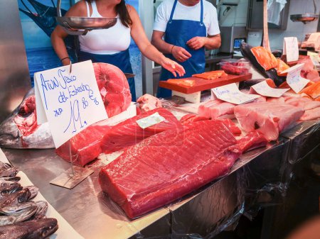 Téléchargez les photos : Cadix, Espagne - 03 août 2023 : Marché aux poissons de Cadix. Superbe étal de poisson frais dans le marché central de Cdiz, Andalousie, Espagne. C'est le plus ancien marché couvert d'Espagne - en image libre de droit