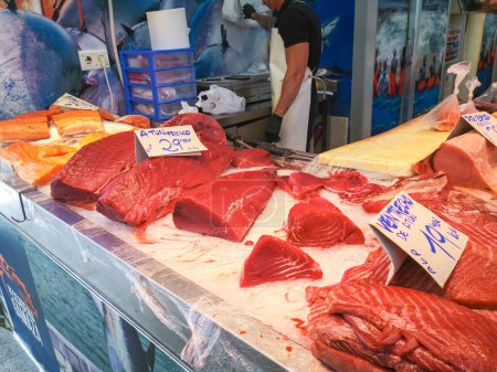 Téléchargez les photos : Cadix, Espagne - 03 août 2023 : Marché aux poissons de Cadix. Superbe étal de poisson frais dans le marché central de Cdiz, Andalousie, Espagne. C'est le plus ancien marché couvert d'Espagne et où l'océan Atlantique offre les poissons et fruits de mer les plus frais.. - en image libre de droit