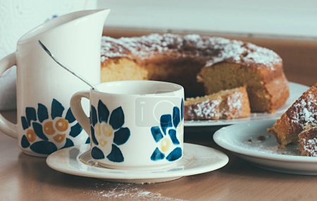 Téléchargez les photos : Café et gâteau anneau fait maison - en image libre de droit