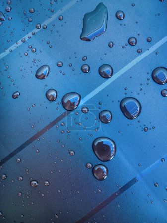 Téléchargez les photos : Gouttelettes d'eau à la surface hydrophobe - en image libre de droit
