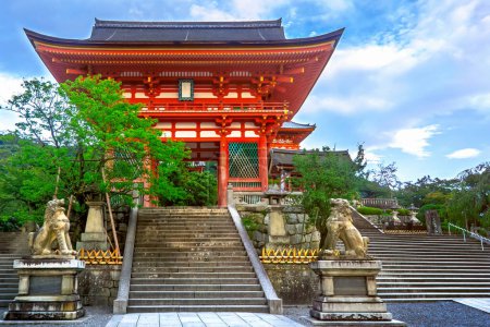 Foto de Puerta del Templo Kiyomizu-dera en Kyoto, Japón por la mañana
. - Imagen libre de derechos