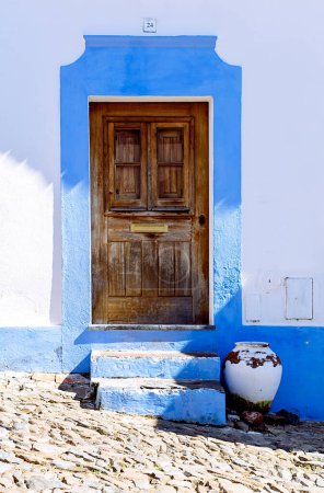 Téléchargez les photos : Maison colorée à Mertola, Portugal. Couleurs du Portugal Série - en image libre de droit