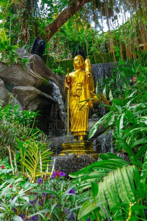 Téléchargez les photos : Statue de Bouddha doré. Jardins de temple en marbre. Bangkok, Thaïlande - en image libre de droit