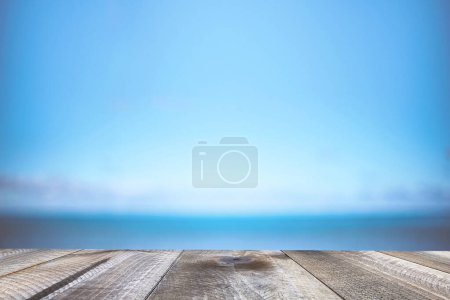 Téléchargez les photos : Fond flou de la côte de la mer et vieille table de bois - en image libre de droit