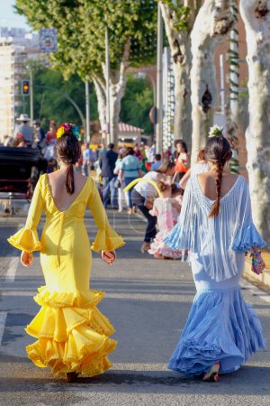 Foto de Mujeres vestidas con coloridos vestidos flamencos españoles. - Imagen libre de derechos