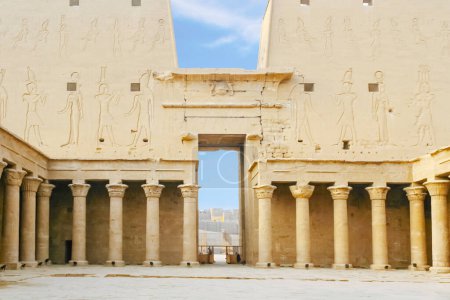 Téléchargez les photos : Le Temple d'Horus à Edfu en Egypte - en image libre de droit