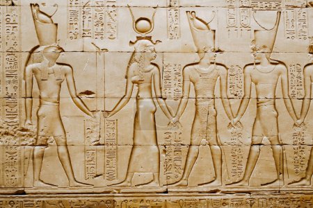 Relieves de jeroglíficos egipcios en la pared del Templo Horus. Edfu. Egipto