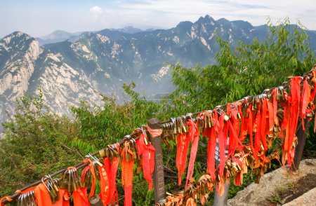 Téléchargez les photos : Cadenas en or et rubans rouges sur la montagne sacrée Huashan. Gold Lock passe sur Huashan dans la province du Shaanxi, en Chine. - en image libre de droit