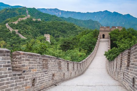 Téléchargez les photos : Célèbre monument grand mur et montagnes. Chine - en image libre de droit