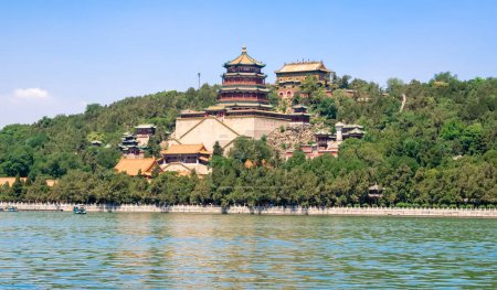 Téléchargez les photos : Palais d'été impérial, lac Kunming et pavillon de l'encens bouddhiste situé à Pékin, en Chine. - en image libre de droit