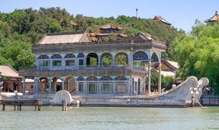 Téléchargez les photos : Bateau en marbre également connu comme le bateau de pureté et de facilité dans le palais d'été, Pékin, Chine. - en image libre de droit