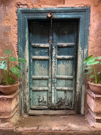 Foto de Antigua puerta azul de madera dentro de la ciudad amurallada de Lahore, Pakistán. - Imagen libre de derechos