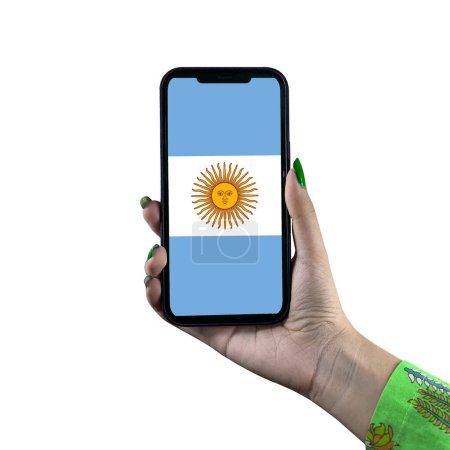 Foto de Exhibición de la bandera de Argentina en el teléfono inteligente sostenido por la mano joven asiática o mujer. Patriotismo con pantalla moderna de tecnología de teléfonos celulares. Aislado sobre fondo blanco. - Imagen libre de derechos