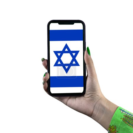 Foto de Exhibición de la bandera de Israel en el teléfono inteligente sostenido por la mano joven asiática o mujer. Patriotismo con pantalla moderna de tecnología de teléfonos celulares. Aislado sobre fondo blanco. - Imagen libre de derechos