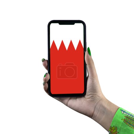 Bahrain-Flagge in der Hand einer jungen Asiatin oder eines Asiaten. Patriotismus mit moderner Handytechnologie. Isoliert auf weißem Hintergrund.
