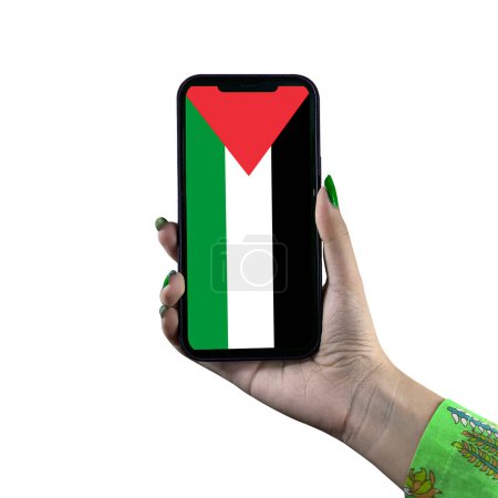 Foto de Exhibición de la bandera de Palestina en el teléfono inteligente sostenido por la mano joven asiática o mujer. Patriotismo con pantalla moderna de tecnología de teléfonos celulares. Aislado sobre fondo blanco. - Imagen libre de derechos