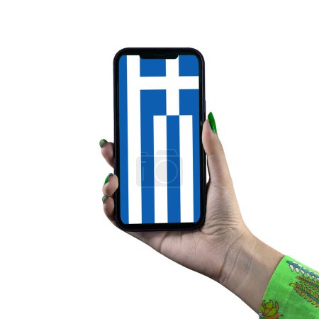 Foto de La bandera de Grecia se muestra en un teléfono inteligente en poder de una joven mujer o mujer asiática. Aislado sobre un fondo blanco. Patriotismo con pantalla moderna de tecnología de teléfonos celulares. - Imagen libre de derechos