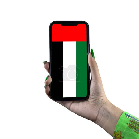 Foto de La bandera de los Emiratos Árabes Unidos aparece en un teléfono inteligente sostenido por una joven mujer asiática o la mano de una mujer. Patriotismo con pantalla moderna de tecnología de teléfonos celulares. Aislado sobre un fondo blanco. - Imagen libre de derechos