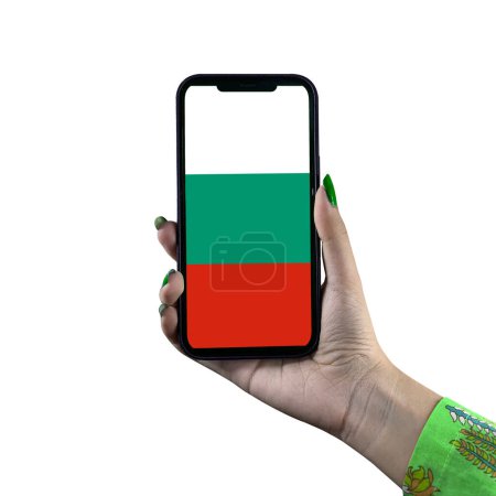 Téléchargez les photos : Bulgarie Affichage du drapeau dans un smartphone tenu par une jeune femme asiatique ou la main d'une femme. Patriotisme avec affichage moderne de technologie de téléphone portable. Isolé sur fond blanc. - en image libre de droit