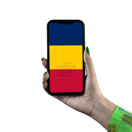 Téléchargez les photos : Tchad Affichage du drapeau dans un smartphone tenu par une jeune femme asiatique ou la main d'une femme. Patriotisme avec affichage moderne de technologie de téléphone portable. Isolé sur fond blanc. - en image libre de droit