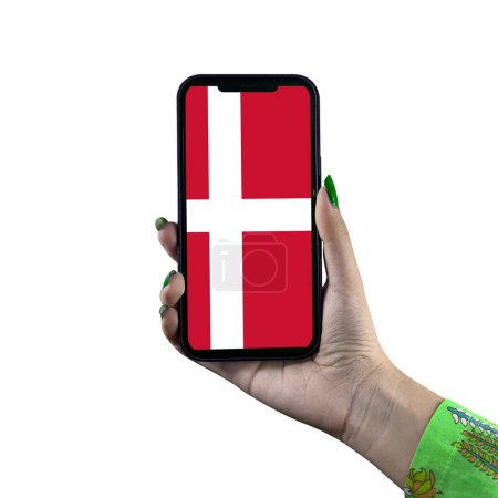 Foto de Bandera de Dinamarca Mostrar en un teléfono inteligente en poder de una joven mujer o mujer asiática de la mano. Patriotismo con pantalla moderna de tecnología de teléfonos celulares. Aislado sobre un fondo blanco. - Imagen libre de derechos