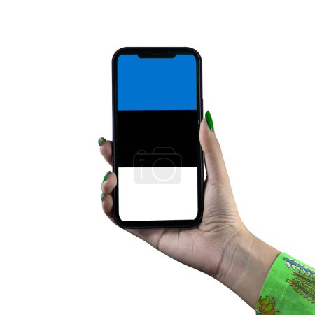 Téléchargez les photos : Estonie Affichage du drapeau dans un smartphone tenu par une jeune femme asiatique ou la main d'une femme. Patriotisme avec affichage moderne de technologie de téléphone portable. Isolé sur fond blanc. - en image libre de droit