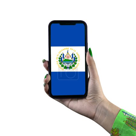 Téléchargez les photos : El Salvador Affichage du drapeau dans un smartphone tenu par une jeune femme asiatique ou la main d'une femme. Patriotisme avec affichage moderne de technologie de téléphone portable. Isolé sur fond blanc. - en image libre de droit