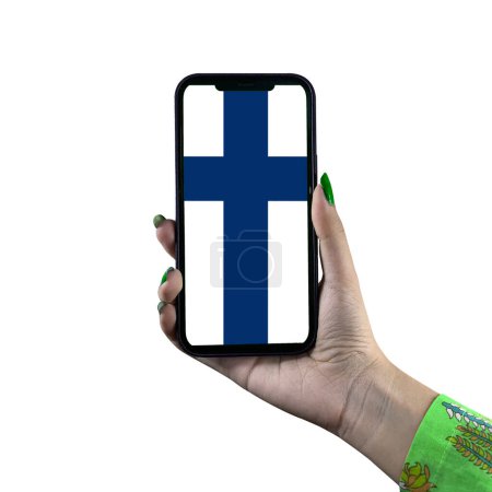 Foto de La bandera de Finlandia se muestra en un teléfono inteligente en poder de una joven mujer o mujer asiática. Aislado sobre un fondo blanco. Patriotismo con pantalla moderna de tecnología de teléfonos celulares. - Imagen libre de derechos