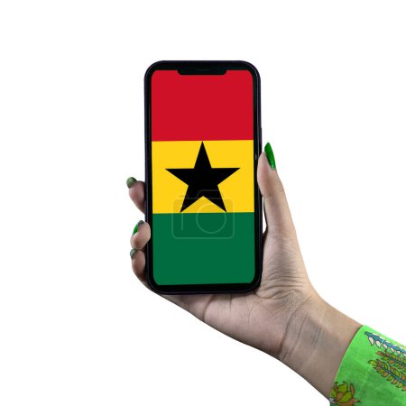 Foto de La bandera de Ghana se muestra en un teléfono inteligente en poder de una joven mujer o mujer asiática. Patriotismo con pantalla moderna de tecnología de teléfonos celulares. Aislado sobre un fondo blanco. - Imagen libre de derechos