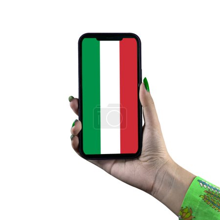 Foto de La bandera de Italia se muestra en un teléfono inteligente sostenido por una joven mujer o mujer asiática de la mano. Patriotismo con pantalla moderna de tecnología de teléfonos celulares. Aislado sobre un fondo blanco. - Imagen libre de derechos