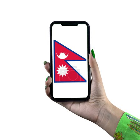 Téléchargez les photos : Affichage du drapeau du Népal dans un smartphone tenu par une jeune femme asiatique ou la main d'une femme. Patriotisme avec affichage moderne de technologie de téléphone portable. Isolé sur fond blanc. - en image libre de droit