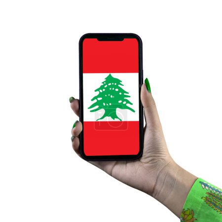 Foto de La bandera del Líbano se muestra en un teléfono inteligente en poder de una joven mujer o mujer asiática. Aislado sobre un fondo blanco. Patriotismo con pantalla moderna de tecnología de teléfonos celulares. - Imagen libre de derechos