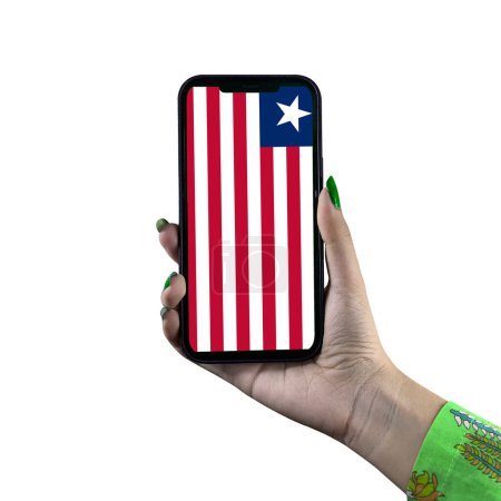 Foto de La bandera de Liberia se muestra en un teléfono inteligente en poder de una joven mujer o mujer asiática. Aislado sobre un fondo blanco. Patriotismo con pantalla moderna de tecnología de teléfonos celulares. - Imagen libre de derechos