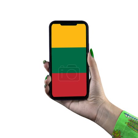Téléchargez les photos : L'affichage du drapeau de Lituanie dans un smartphone tenu par une jeune femme asiatique ou la main d'une femme. Patriotisme avec affichage moderne de technologie de téléphone portable. Isolé sur fond blanc. - en image libre de droit