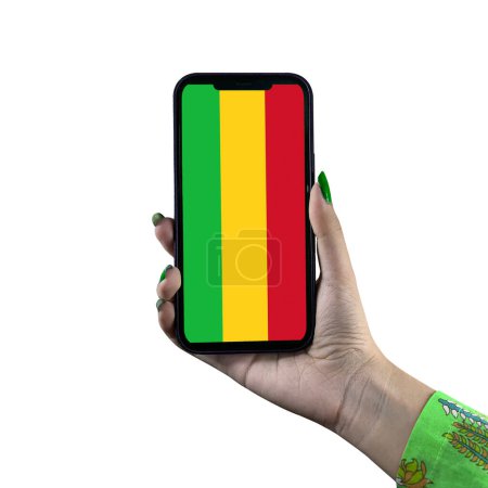 Foto de Pantalla Mali Flag en un smartphone sostenido por una joven mujer o mujer asiática. Patriotismo con pantalla moderna de tecnología de teléfonos celulares. Aislado sobre un fondo blanco. - Imagen libre de derechos