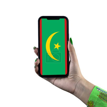 Téléchargez les photos : Mauritanie Affichage du drapeau dans un smartphone tenu par une jeune femme asiatique ou la main d'une femme. Patriotisme avec affichage moderne de technologie de téléphone portable. Isolé sur fond blanc. - en image libre de droit