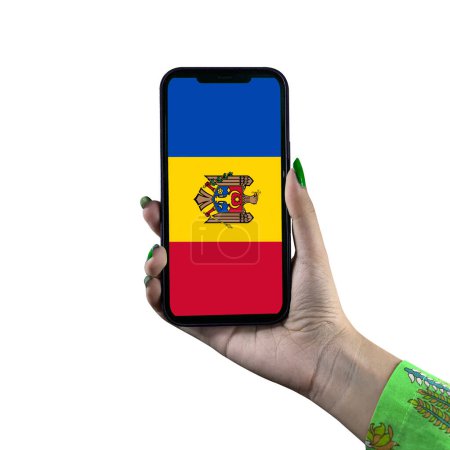 Foto de Exhibición de la bandera de Moldavia en un teléfono inteligente sostenido por una joven mujer o mujer asiática. Patriotismo con pantalla moderna de tecnología de teléfonos celulares. Aislado sobre un fondo blanco. - Imagen libre de derechos