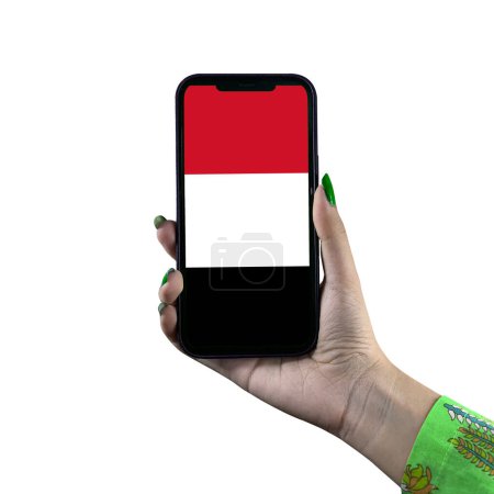 Téléchargez les photos : Yémen Affichage du drapeau dans un smartphone tenu par une jeune femme asiatique ou la main d'une femme. Patriotisme avec affichage moderne de technologie de téléphone portable. Isolé sur fond blanc. - en image libre de droit