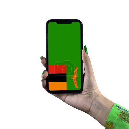 Foto de Exhibición de la bandera de Zambia en un teléfono inteligente sostenido por la mano de una joven mujer o mujer asiática. Patriotismo con pantalla moderna de tecnología de teléfonos celulares. Aislado sobre un fondo blanco. - Imagen libre de derechos