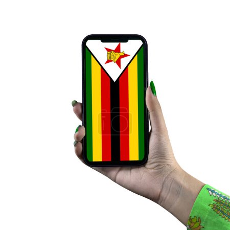 Téléchargez les photos : Zimbabwe Affichage du drapeau dans un smartphone tenu par une jeune femme asiatique ou la main d'une femme. Patriotisme avec affichage moderne de technologie de téléphone portable. Isolé sur fond blanc. - en image libre de droit