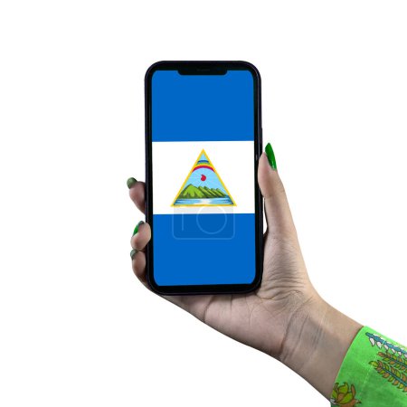 Téléchargez les photos : Nicaragua Affichage du drapeau dans un smartphone tenu par une jeune femme asiatique ou la main d'une femme. Patriotisme avec affichage moderne de technologie de téléphone portable. Isolé sur fond blanc. - en image libre de droit