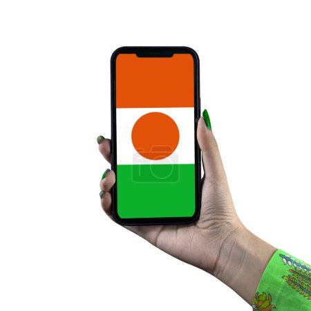 Téléchargez les photos : Niger Affichage du drapeau dans un smartphone tenu par une jeune femme asiatique ou la main d'une femme. Patriotisme avec affichage moderne de technologie de téléphone portable. Isolé sur fond blanc. - en image libre de droit